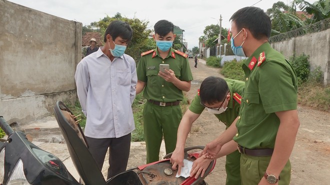 Người phụ nữ 4 con mua ma túy pha nước chanh, bỏ vào cốp xe gài bẫy để công an bắt chồng - Ảnh 1. Người phụ nữ 4 con mua ma túy pha nước chanh, bỏ vào cốp xe gài bẫy để công an bắt chồng - Ảnh 1.