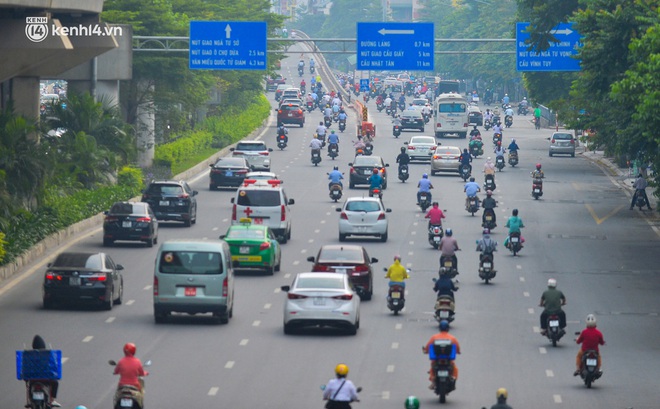 Đường phố Hà Nội đông kín xe cộ sáng đầu tuần. Nam thanh niên cầm cả tập giấy đi đường để đưa bạn gái thông chốt - Ảnh 1.