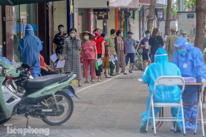 Cận cảnh thần tốc xét nghiệm COVID-19 ngay trên hè phố Hà Nội - Ảnh 1.