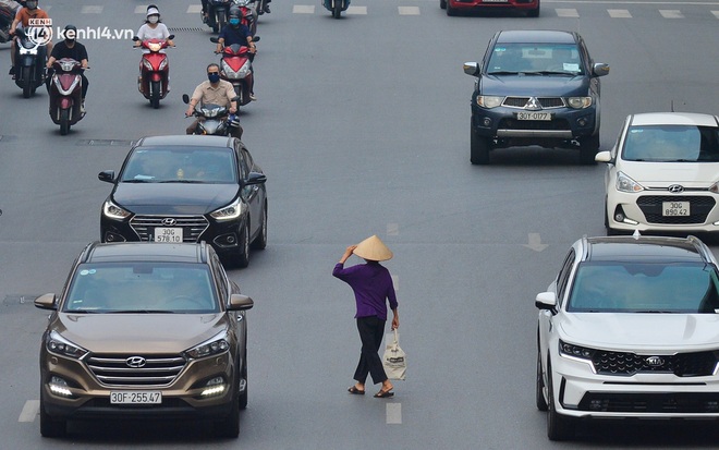 Đường phố Hà Nội đông kín xe cộ sáng đầu tuần. Nam thanh niên cầm cả tập giấy đi đường để đưa bạn gái thông chốt - Ảnh 2.