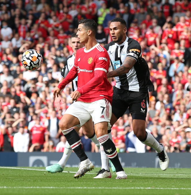 Đội trưởng Newcastle bị fan mắng vì xin đổi áo với Ronaldo - Ảnh 3.