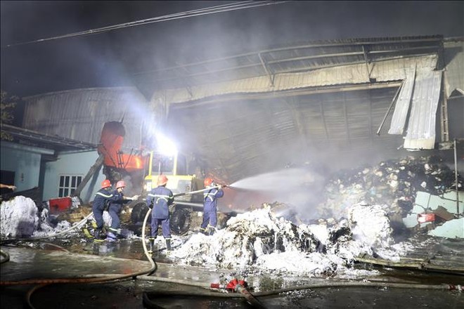 Cháy lớn thiêu rụi hàng nghìn mét vuông xưởng giấy phế liệu - Ảnh 3.