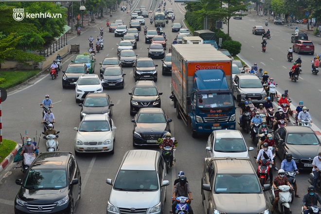 Đường phố Hà Nội đông kín xe cộ sáng đầu tuần. Nam thanh niên cầm cả tập giấy đi đường để đưa bạn gái thông chốt - Ảnh 3.