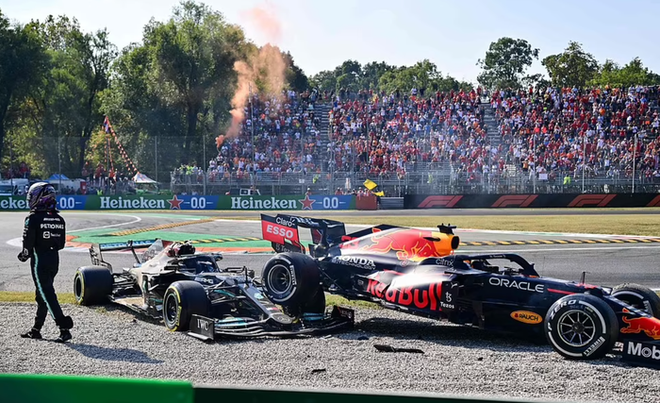 Tai nạn kinh hoàng: Hai tay đua cạnh tranh chức vô địch F1 húc nhau dữ dội, suýt gây ra thảm kịch - Ảnh 9.