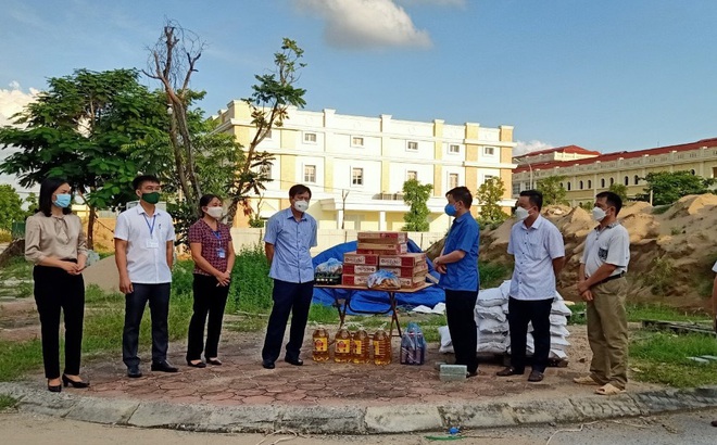 Trao quà hỗ trợ lao động gặp khó khăn tại huyện Đan Phượng, Hà Nội.