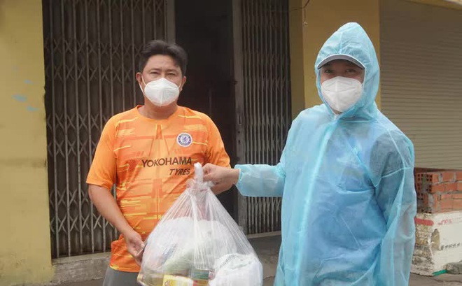 Người lao động gặp khó khăn ở quận Bình Tân nhận quà hỗ trợ từ Trung tâm An sinh TP HCM; Ảnh: Nguyễn Phan