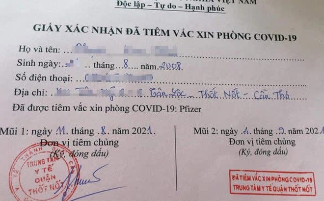 Giấy xác nhận tiêm của cháu bé 13 tuổi. Ảnh: Tiền phong