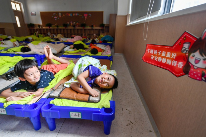 24h qua ảnh: Thiếu nữ chụp ảnh trên cánh đồng hoa cánh bướm - Ảnh 10. 24h qua ảnh: Thiếu nữ chụp ảnh trên cánh đồng hoa cánh bướm - Ảnh 10.