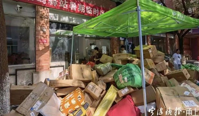 Thủy triều dữ dội từ đại dịch Covid-19 nhấn chìm các trường đại học TQ: Cảnh tượng có một không hai - Ảnh 1. Thủy triều dữ dội từ đại dịch Covid-19 nhấn chìm các trường đại học TQ: Cảnh tượng có một không hai - Ảnh 1.