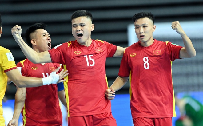 ĐT Futsal Việt Nam ăn mừng bàn thắng vào lưới ĐT Futsal Brazil (Ảnh: VFF).