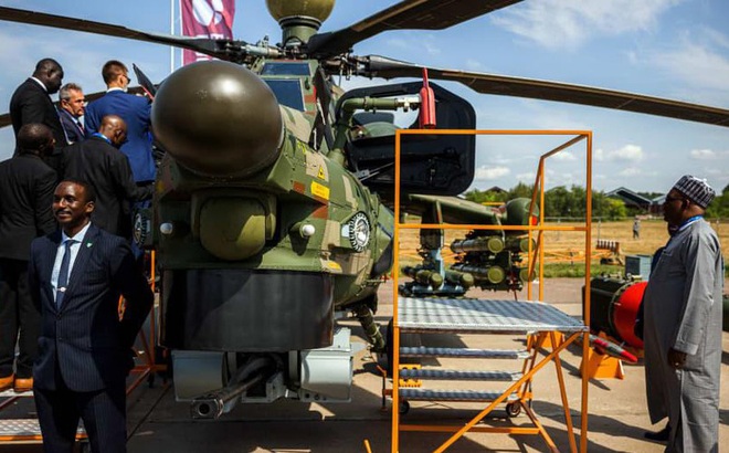 Phái đoàn Nigeria kiểm tra một máy bay trực thăng quân sự Mil Mi-28NE Night Hunter của Nga trong ngày khai mạc Triển lãm Hàng không và Vũ trụ Quốc tế MAKS-2021 tại Zhukovsky, ngoại ô Moscow vào ngày 20 tháng 7 năm 2021.