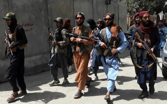 Lính Taliban trên đường phố. Ảnh: AP.