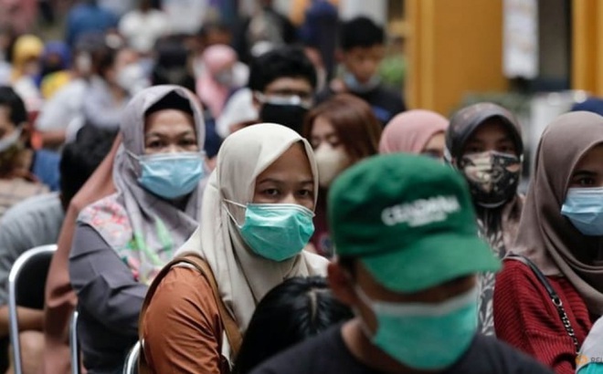 Người dân Indonesia xếp hàng tiêm vaccine Covid-19 ở Jakarta ngày 31/8/2021. Ảnh: Reuters