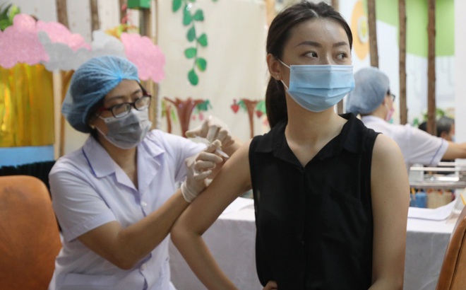 Tiêm vắc xin cho người dân Hà Nội.