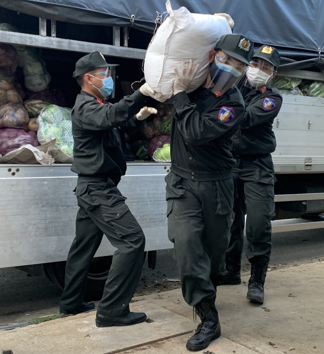 Hộp cơm ăn vội, giấc ngủ lề đường của những Cảnh sát cơ động chi viện miền Nam chống dịch - Ảnh 6.