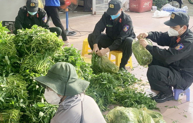 Hộp cơm ăn vội, giấc ngủ lề đường của những Cảnh sát cơ động chi viện miền Nam chống dịch - Ảnh 8.