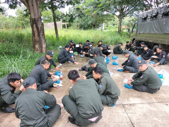 Hộp cơm ăn vội, giấc ngủ lề đường của những Cảnh sát cơ động chi viện miền Nam chống dịch - Ảnh 10.