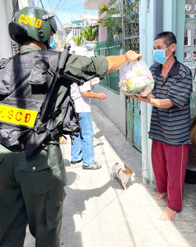 Hộp cơm ăn vội, giấc ngủ lề đường của những Cảnh sát cơ động chi viện miền Nam chống dịch - Ảnh 7.