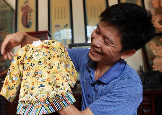 ‘Phù thủy’ của những chiếc áo trăm triệu duy nhất Việt Nam: Áo vua mặc thế nào tôi thêu đúng như thế, chuẩn đến từng milimet - Ảnh 12.