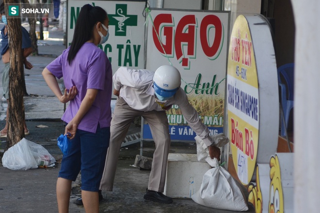 TP.HCM: Dân thong dong tập thể dục, đi chợ, quán ăn nhộn nhịp sau thông tin quận 7 thí điểm mở cửa trở lại - Ảnh 8.