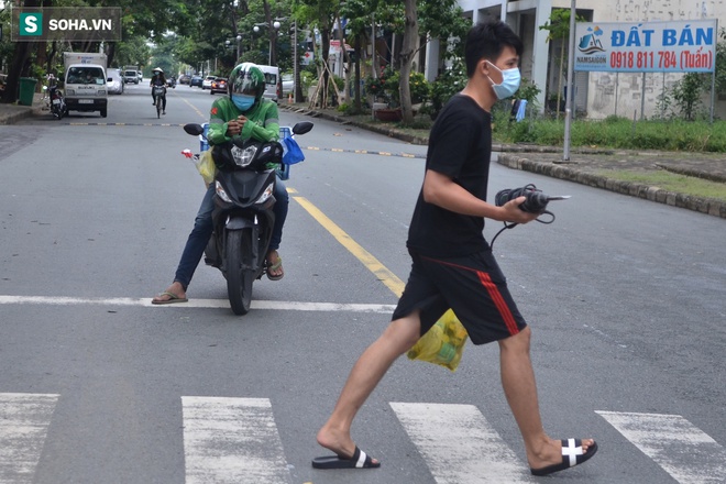 TP.HCM: Dân thong dong tập thể dục, đi chợ, quán ăn nhộn nhịp sau thông tin quận 7 thí điểm mở cửa trở lại - Ảnh 10.