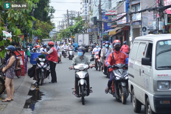 TP.HCM: Dân thong dong tập thể dục, đi chợ, quán ăn nhộn nhịp sau thông tin quận 7 thí điểm mở cửa trở lại - Ảnh 1.