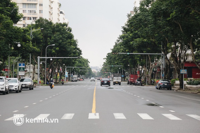 Toàn cảnh quận 7 trước ngày thí điểm mở cửa: Nhiều hàng quán ăn uống vẫn “im lìm” - Ảnh 1.