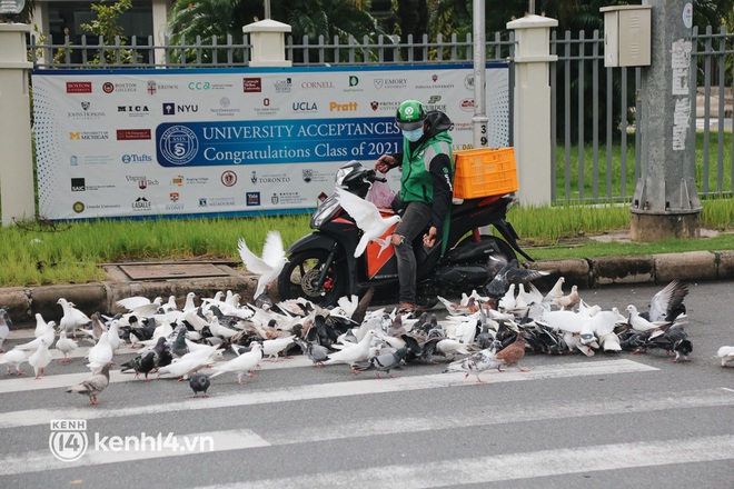 Toàn cảnh quận 7 trước ngày thí điểm mở cửa: Nhiều hàng quán ăn uống vẫn “im lìm” - Ảnh 2.