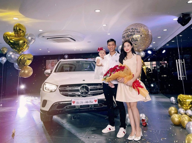 Văn Đức sắm Mercedes tặng vợ, rước đèn trung thu sớm cùng con gái - Ảnh 1.