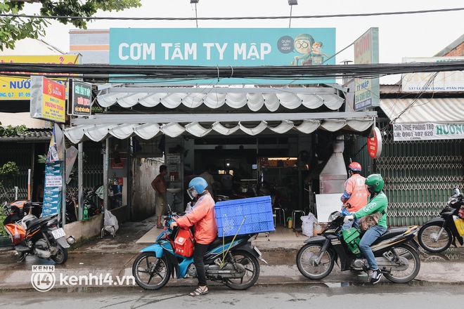 Toàn cảnh quận 7 trước ngày thí điểm mở cửa: Nhiều hàng quán ăn uống vẫn “im lìm” - Ảnh 14.