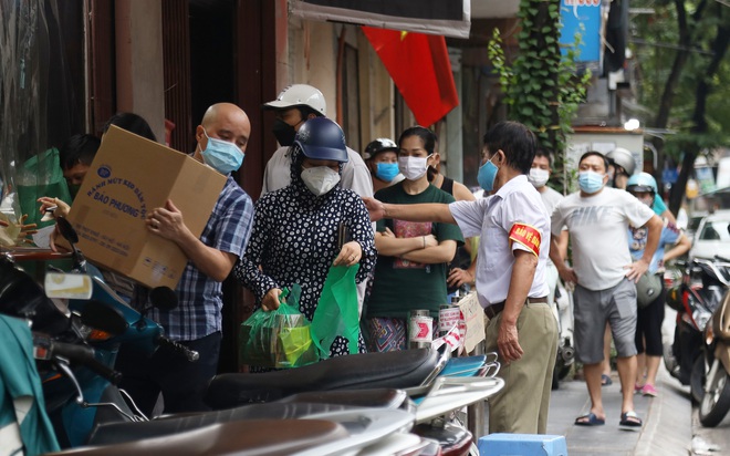 Hà Nội: Chủ tịch phường nói gì khi yêu cầu dân viết cam kết, nêu lý do không tiêm vaccine phòng Covid-19? - Ảnh 3.