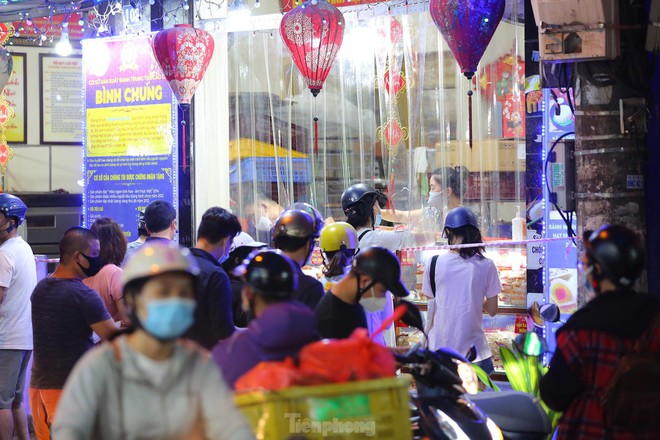 Người dân Thủ đô xếp hàng dài mua bánh trung thu truyền thống ở làng nghề Xuân Đỉnh - Ảnh 4.