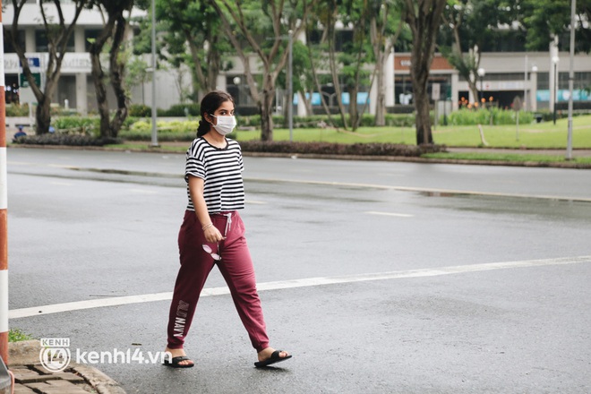 Toàn cảnh quận 7 trước ngày thí điểm mở cửa: Nhiều hàng quán ăn uống vẫn “im lìm” - Ảnh 6.