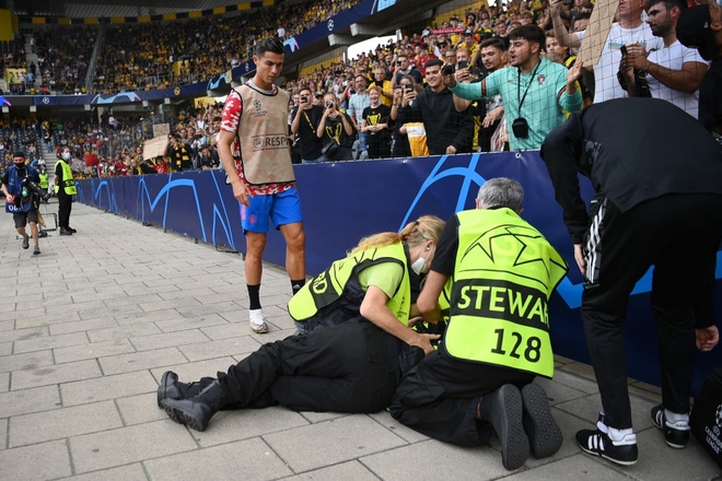 Nhân viên an ninh được tặng áo số 7 huyền thoại sau khi bị Ronaldo đá bóng trúng đầu - Ảnh 7.