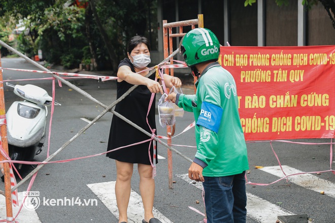 Toàn cảnh quận 7 trước ngày thí điểm mở cửa: Nhiều hàng quán ăn uống vẫn “im lìm” - Ảnh 10.