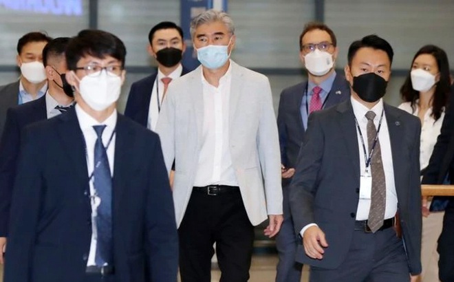 Ông Sung Kim (giữa) đến Sân bay quốc tế Incheon, Hàn Quốc, hôm 21/8. (Ảnh: Yonhap/AP)