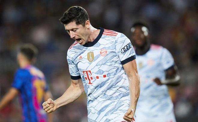 Lewandowski tỏa sáng với cú đúp vào lưới Barca rạng sáng nay