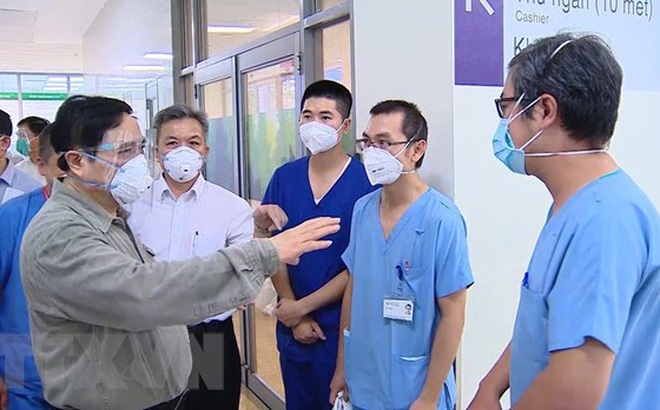 Thủ tướng Chính phủ Phạm Minh Chính, Trưởng Ban chỉ đạo Quốc gia phòng, chống dịch COVID-19 thăm hỏi động viện đội ngũ y bác sỹ tại Bệnh viện Hồi sức Covid-19 Becamex, Bình Dương. (Ảnh: TTXVN)