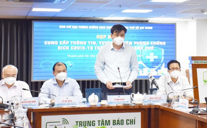 Phó Chủ tịch UBND TP Lê Hòa Bình thông tin tại buổi họp báo.