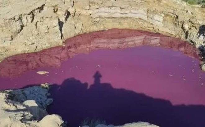 Vùng nước gần Biển Chết chuyển sang màu đỏ như máu. (hình ảnh lan truyền trên mạng xã hội)