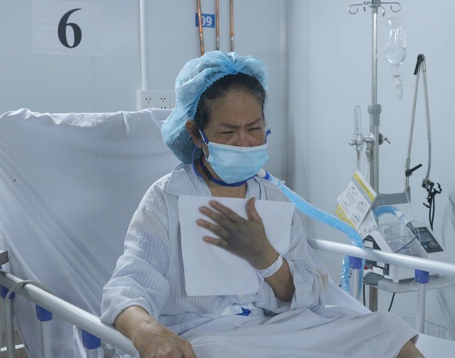 Buổi sinh nhật đặc biệt ở nơi chỉ có tiếng tít tít của máy thở - Ảnh 1. Buổi sinh nhật đặc biệt ở nơi chỉ có tiếng tít tít của máy thở - Ảnh 1.