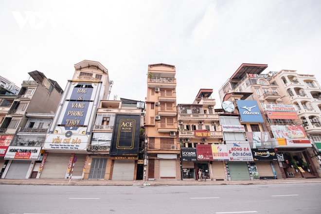 Các con phố buôn bán tại Hà Nội vẫn im lìm chờ ngày mở cửa trở lại - Ảnh 12.