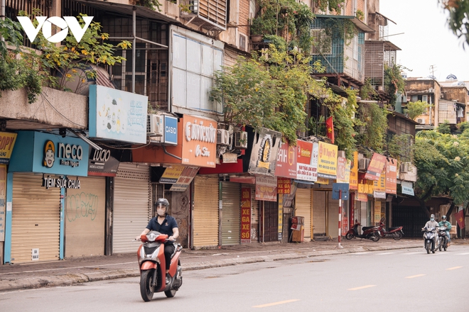 Các con phố buôn bán tại Hà Nội vẫn im lìm chờ ngày mở cửa trở lại - Ảnh 14.