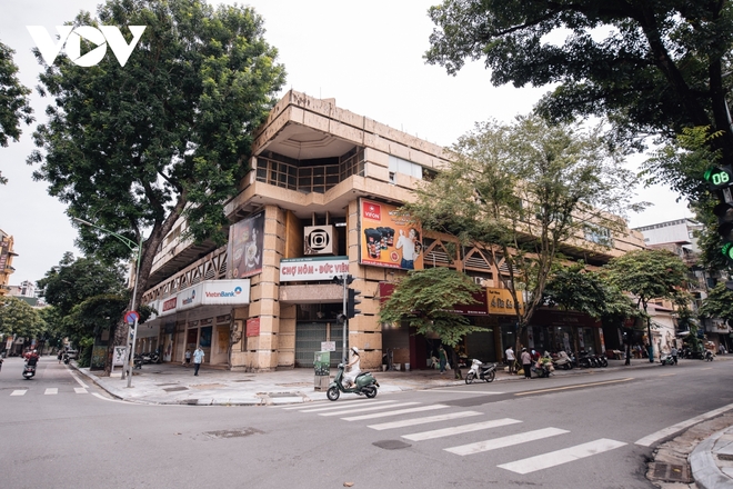 Các con phố buôn bán tại Hà Nội vẫn im lìm chờ ngày mở cửa trở lại - Ảnh 16.