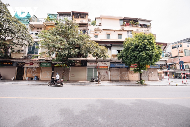 Các con phố buôn bán tại Hà Nội vẫn im lìm chờ ngày mở cửa trở lại - Ảnh 7.