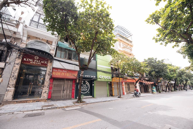 Các con phố buôn bán tại Hà Nội vẫn im lìm chờ ngày mở cửa trở lại - Ảnh 8.