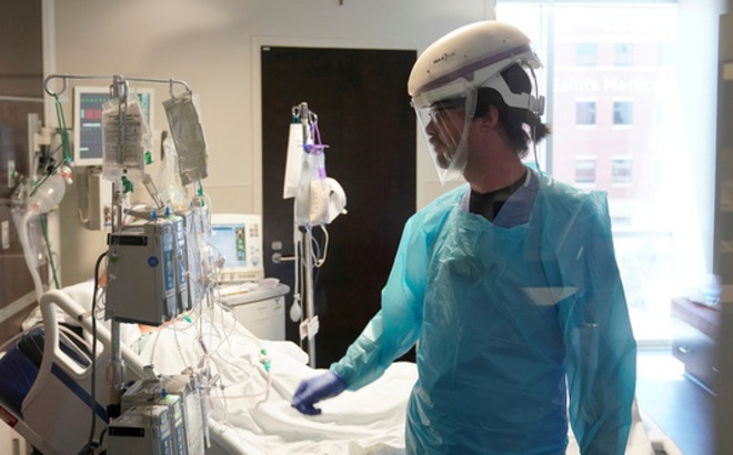 Nhân viên phòng chăm sóc đặc biệt bệnh nhân Covid-19 tại một bệnh viện thuộc bang Oklahoma, Mỹ ngày 24/8. Ảnh: Reuters