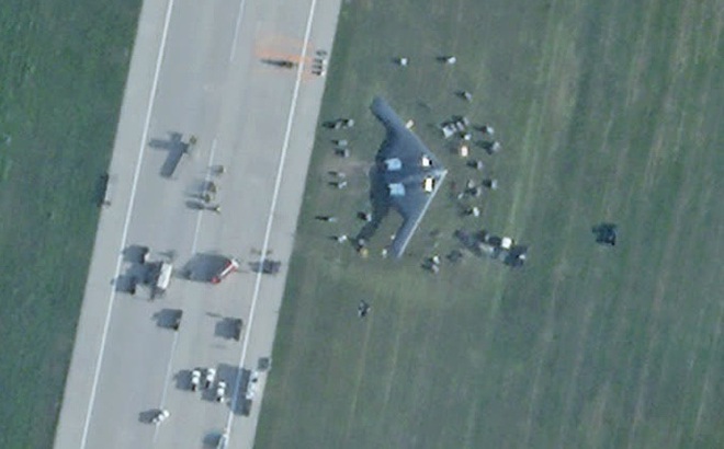 Không ảnh chụp hiện trường vụ tai nạn với oanh tạc cơ tàng hình B-2 Spirit của Không quân Mỹ