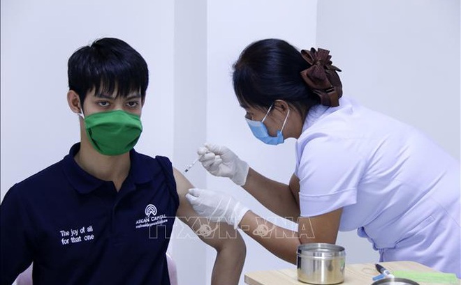 Tiêm vaccine phòng COVID-19 người dân Lào. Ảnh: Phạm Kiên/TTXVN