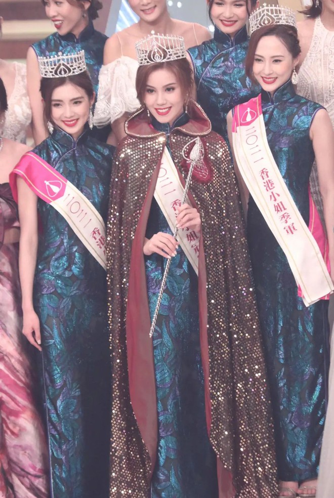 Nhan sắc gợi cảm của mỹ nữ gốc Việt đăng quang tại Hoa hậu Hong Kong 2021 - Ảnh 1.
